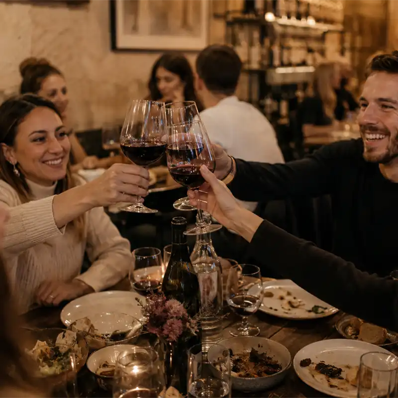 Personas brindando con una copa